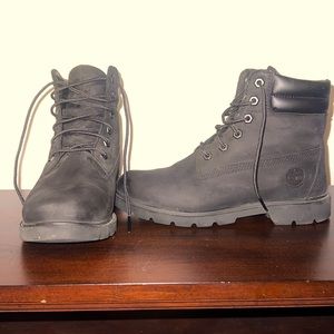 Timberland waterproof black leather boots in women’s 7.5